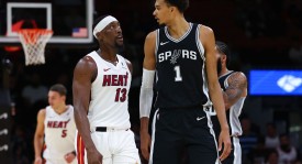 詹姆斯成都行：篮球传奇闪耀双子塔，巨幅海报迎巨星